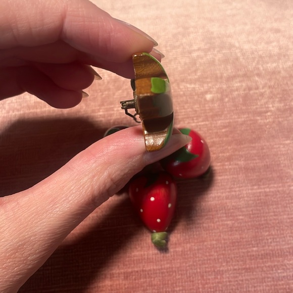Vintage 1940’s Forties Wooden Green and Red Strawberry and Leaves Dangle Brooch🍓 - Picture 4 of 15